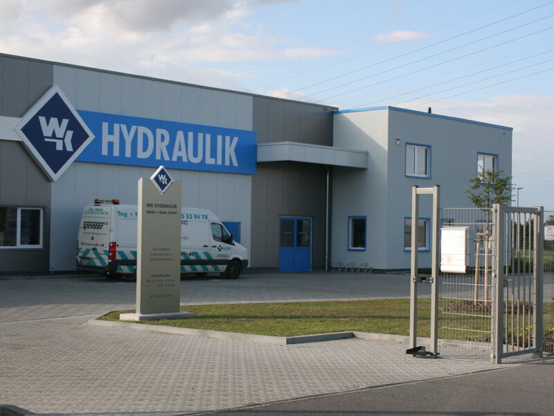 WK Hydraulik GmbH, Standort Wernigerode - Front mit großem Logo