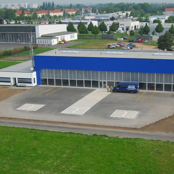 Hubschrauberstaffel des Landes Sachsen-Anhalt - Hangar mit drei Landeplätzen, aus der Luft