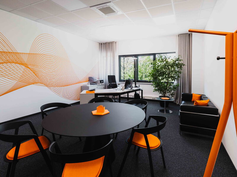 modernes Büro im fertiggestellten Anbau von Heidolph Instruments