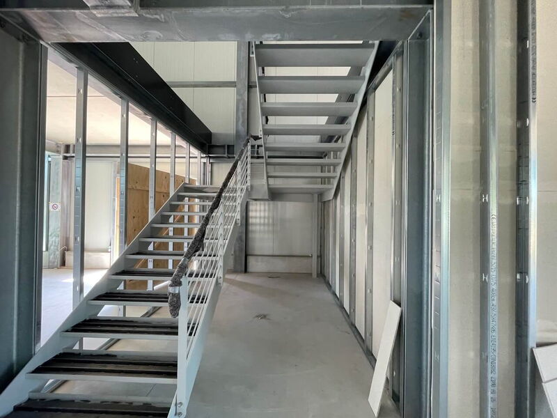 Innentreppe auf die Galerie im Rohzustand Vita Nova