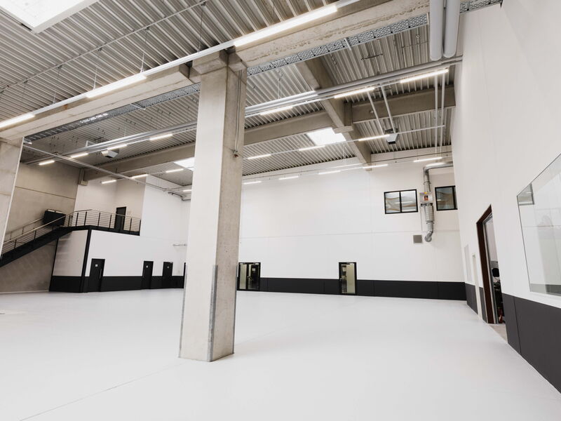 Blick in die neue Lagerhalle mit Trägern aus Stahlbeton und einem Abluftsystem