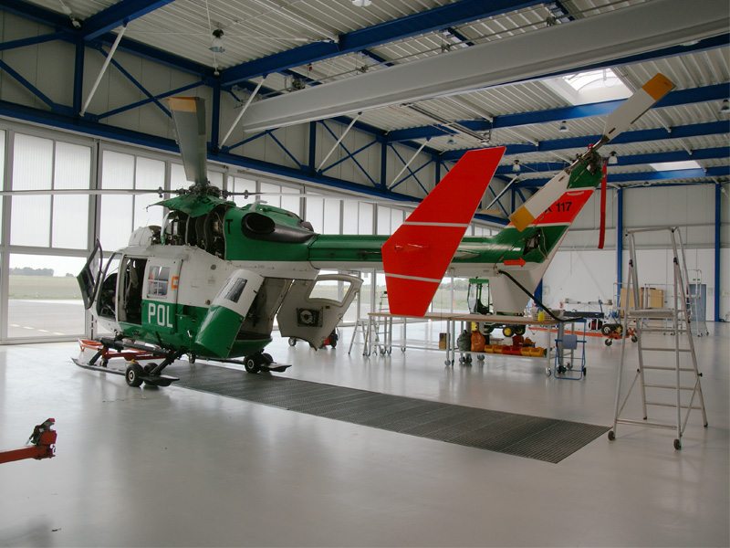 Hubschrauberstaffel des Landes Sachsen-Anhalt - Hangar mit Polizei-Helikopter